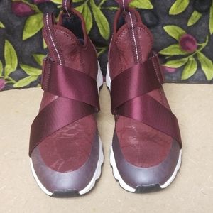 NWOB Sorel Kinetic Sneakers-Maroon, sz 8/8.5M